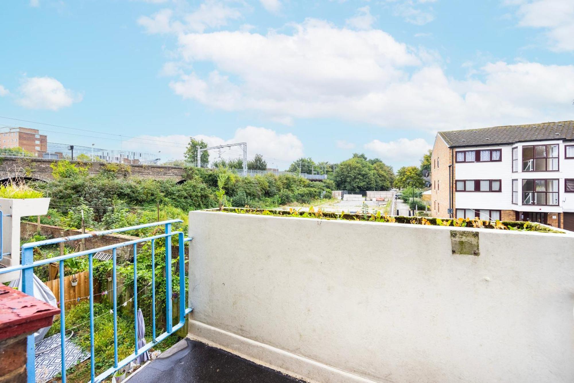 Garland Modern Close To Station 3 Bedroom Apartment *
